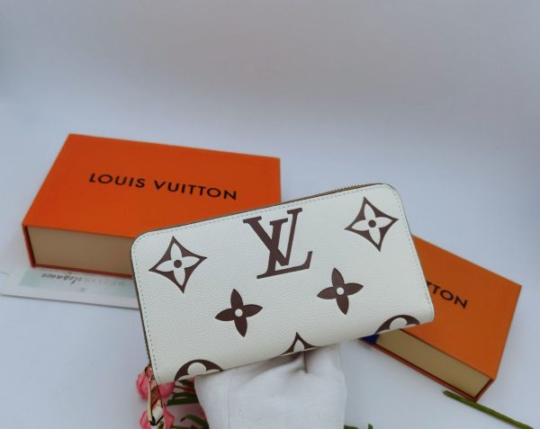 Louis Vuitton Zippy Wallet Cream