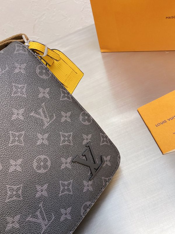 Louis Vuitton District PM