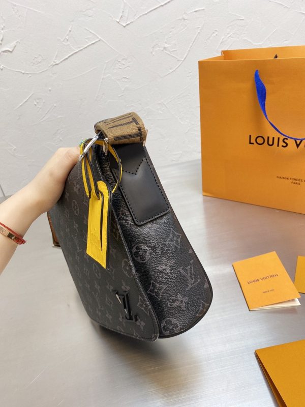 Louis Vuitton District PM