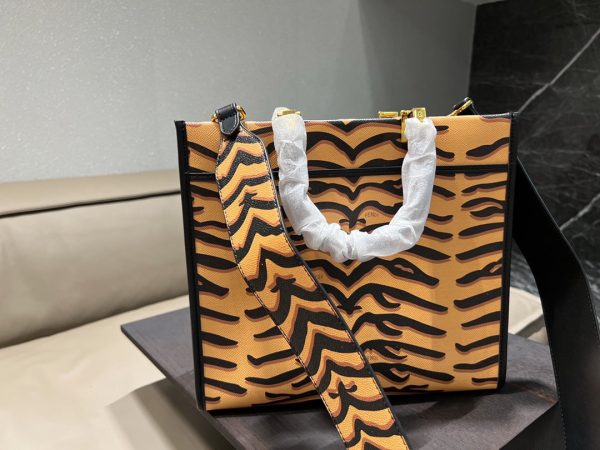 Fendi Sunshine Medium Shopper bag