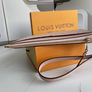 Louis Vuitton Pochette Melanie MM