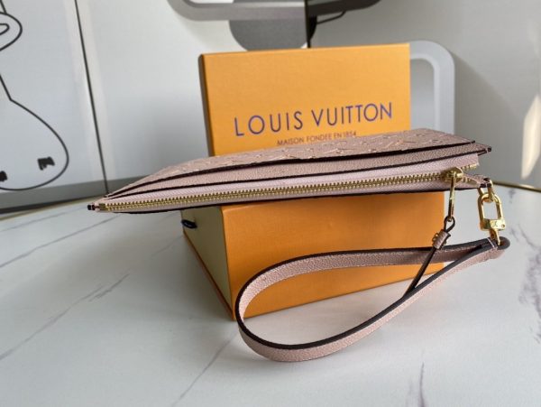 Louis Vuitton Pochette Melanie MM