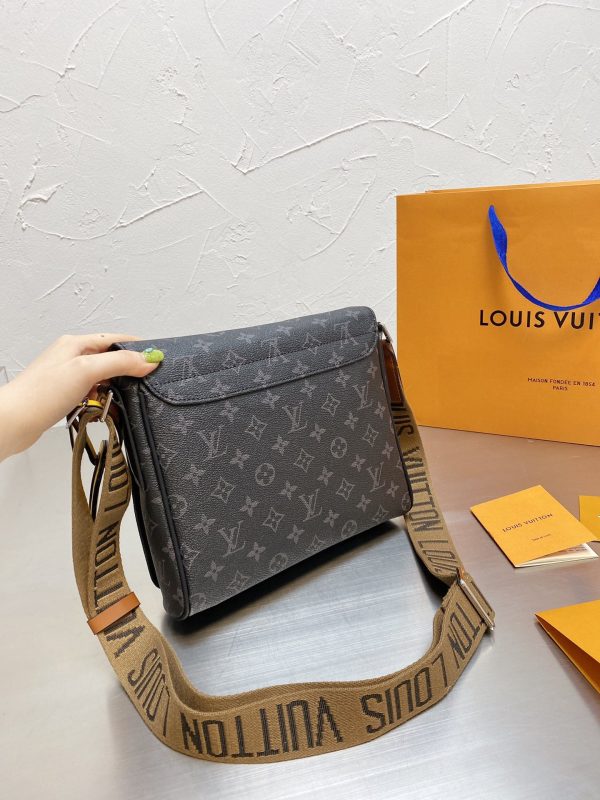 Louis Vuitton District PM