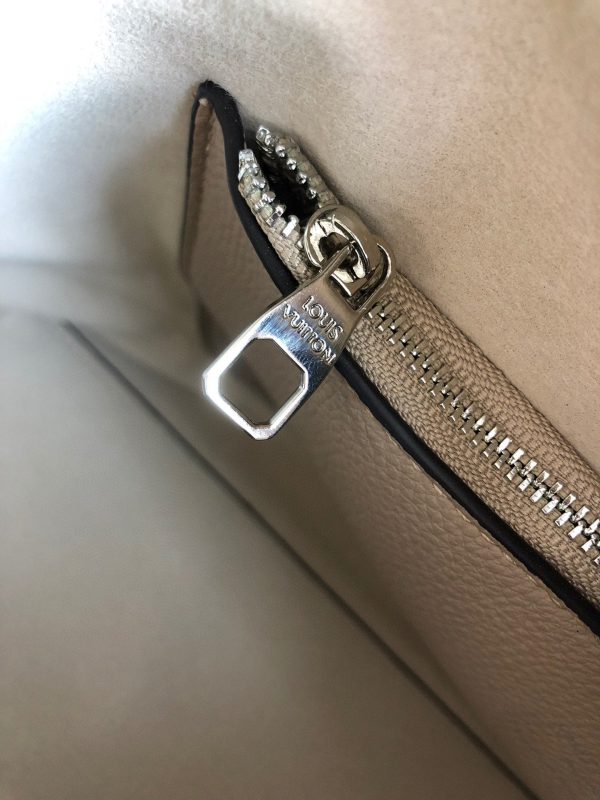 Louis Vuitton Carmel Hobo Bag ‘Mouse Grey’