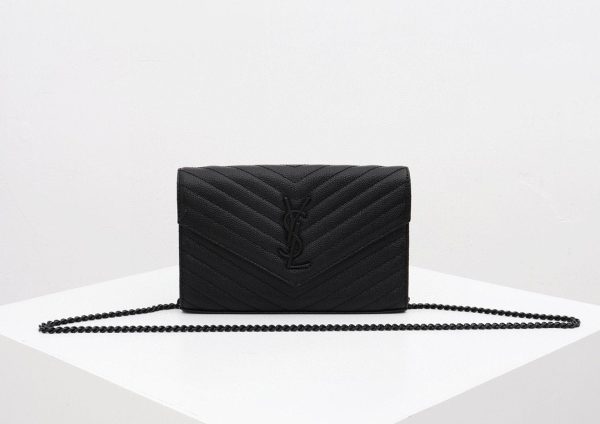 CASSANDRE ENVELOPE CHAIN WALLET IN GRAIN DE POUDRE LEATHER