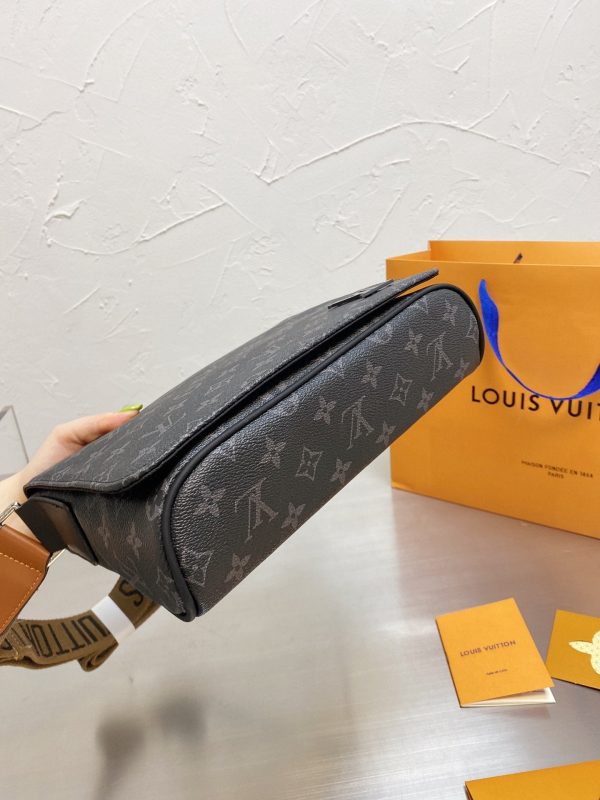 Louis Vuitton District PM