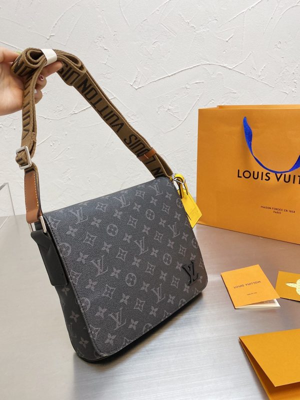 Louis Vuitton District PM