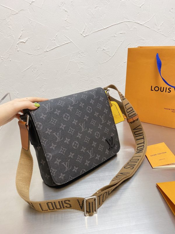 Louis Vuitton District PM