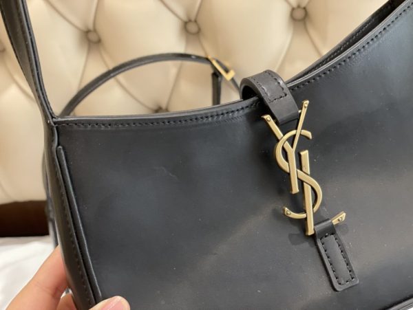 Saint Laurent Women Le 5 À 7 Leather Hobo Bag (7)