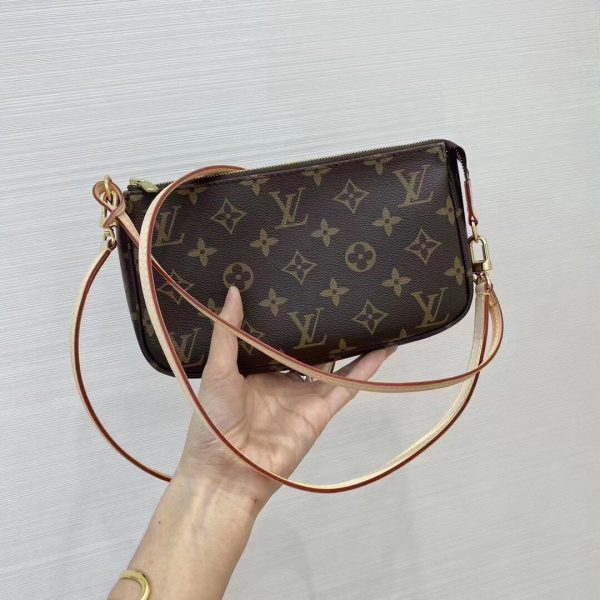 LOUIS VUITTON Pochette Accessoires Monogram Canva