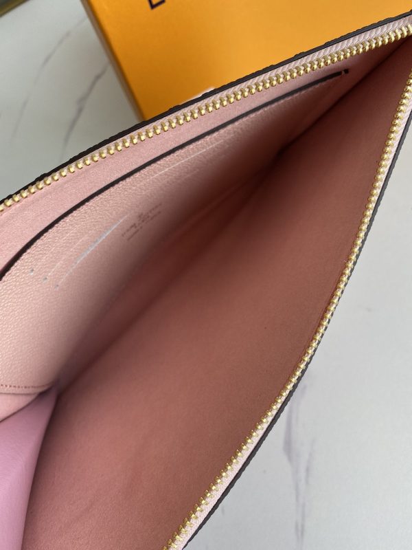 Louis Vuitton Pochette Melanie MM