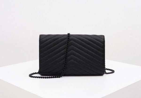 CASSANDRE ENVELOPE CHAIN WALLET IN GRAIN DE POUDRE LEATHER