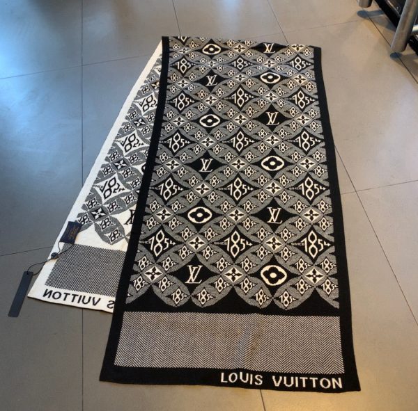 EN – Luxury LUV Scarf 009