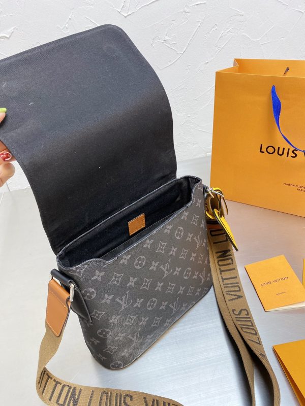 Louis Vuitton District PM