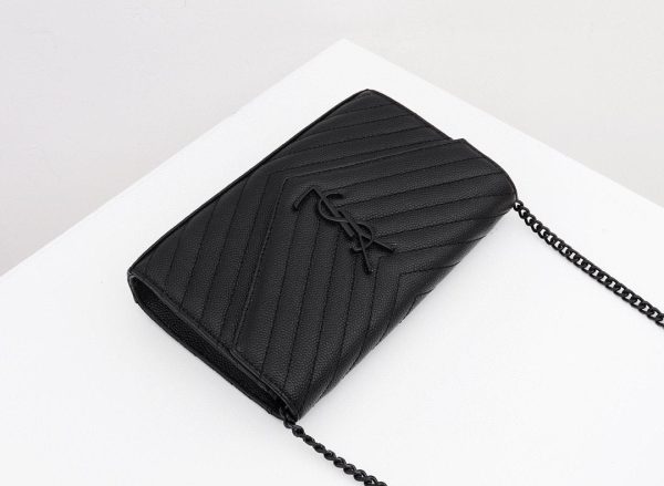 CASSANDRE ENVELOPE CHAIN WALLET IN GRAIN DE POUDRE