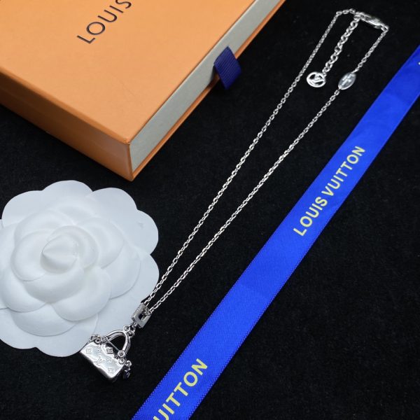 EN – Lux LV Necklaces 054