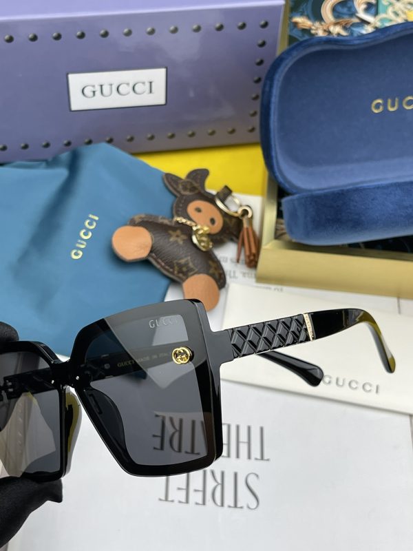 Gucci Cat Eye Frame Sunglasses