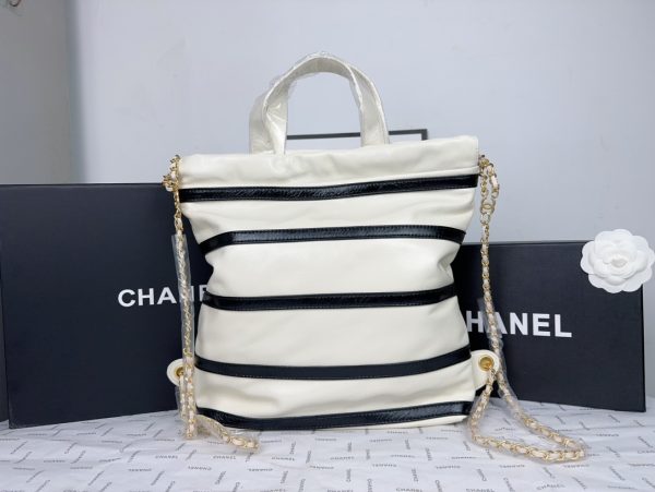 CHANEL 22 SMALL HANDBAG