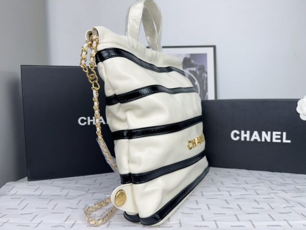 CHANEL 22 SMALL HANDBAG