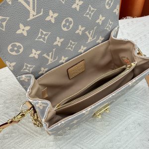 LOUIS VUITTON Pochette Métis East West Monogram