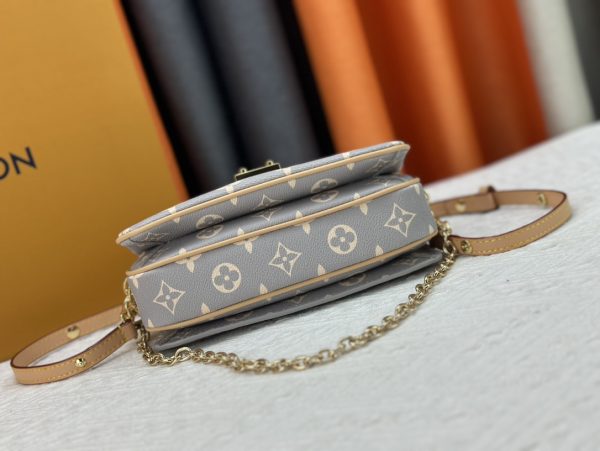 LOUIS VUITTON Pochette Métis East West Monogram