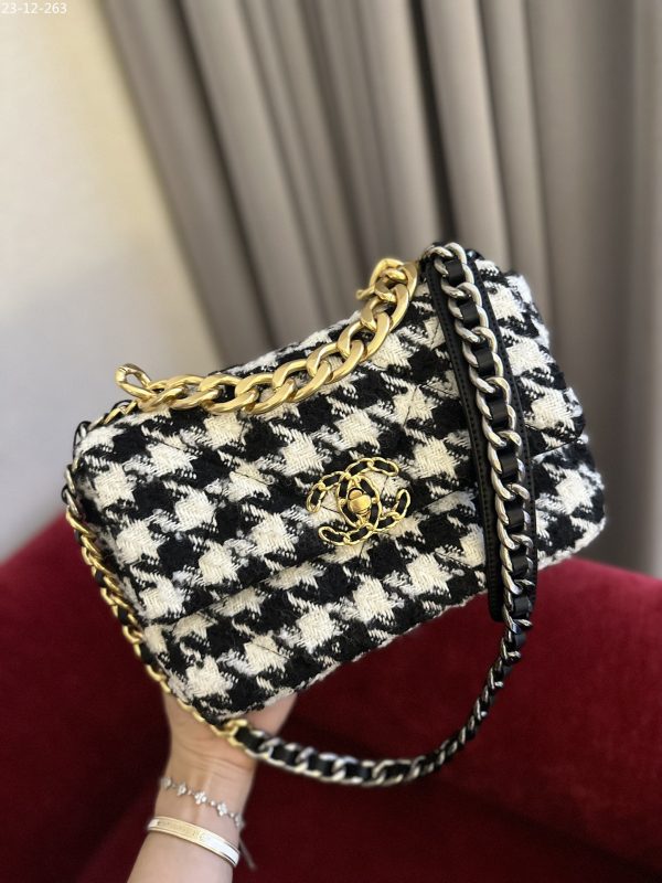 CHANEL 19 HANDBAG HOUNDSTOOTH WITH GOLD CHAIN WHITE 26CM