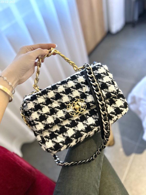 CHANEL 19 HANDBAG HOUNDSTOOTH WITH GOLD CHAIN WHITE 26CM