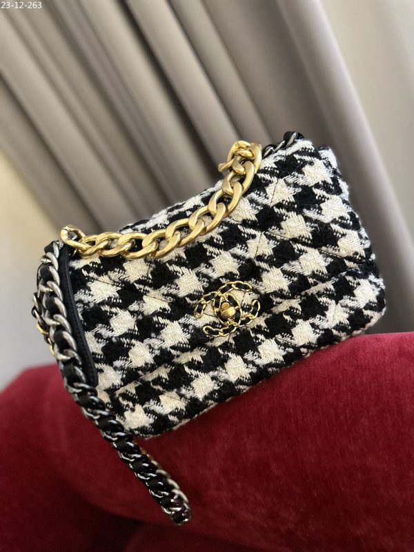 CHANEL 19 HANDBAG HOUNDSTOOTH WITH GOLD CHAIN WHITE 26CM