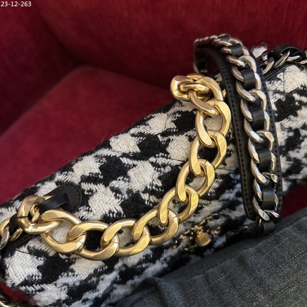 CHANEL 19 HANDBAG HOUNDSTOOTH WITH GOLD CHAIN WHITE 26CM