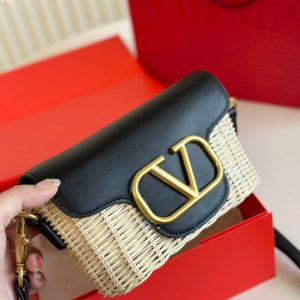 VALENTINO LOCO VLOGO FLAP STRAW SHOULDER BAG BLACK18CM