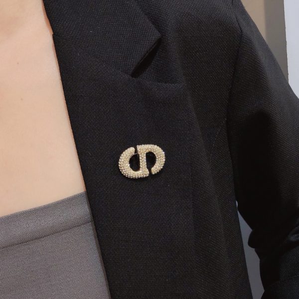 DIOR CD BROOCH GOLD WITH STONES ATTACHED