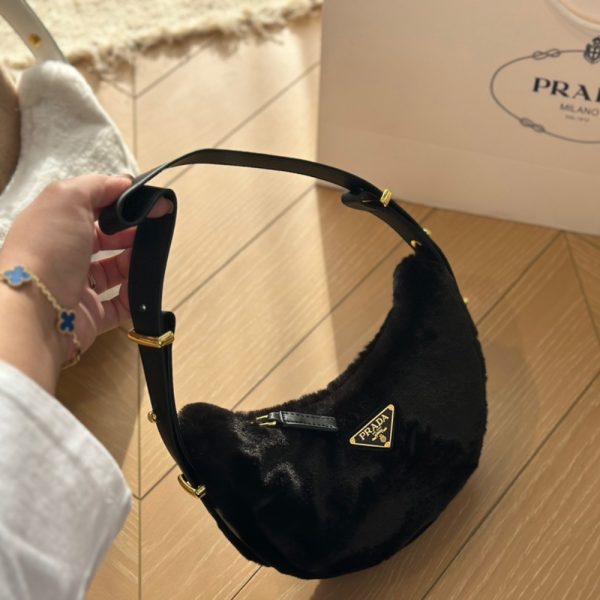 PRADA ARQUE SHEARLING AND LEATHER SHOULDER BAG BLACK 22CM