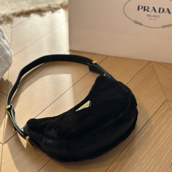 PRADA ARQUE SHEARLING AND LEATHER SHOULDER BAG BLACK 22CM