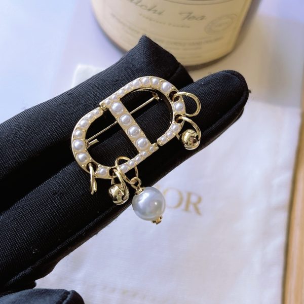 DIOR CD BROOCH GOLD WITH PEARLS