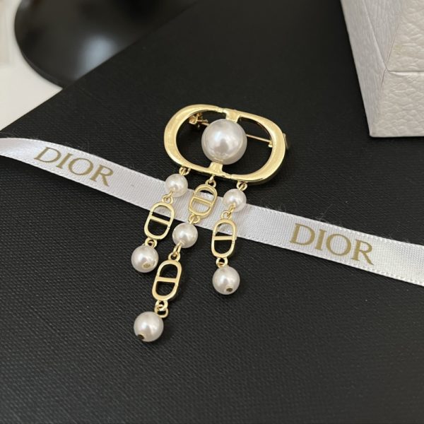 DIOR CD BROOCH GOLD WITH THREE STRINGS AND PEARLS