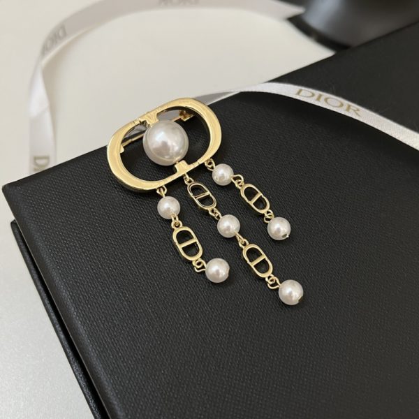 DIOR CD BROOCH GOLD WITH THREE STRINGS AND PEARLS