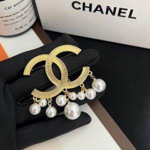 CHANEL CC BROOCH GOLD WITH PEARLS