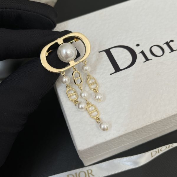 DIOR CD BROOCH GOLD WITH THREE STRINGS AND PEARLS