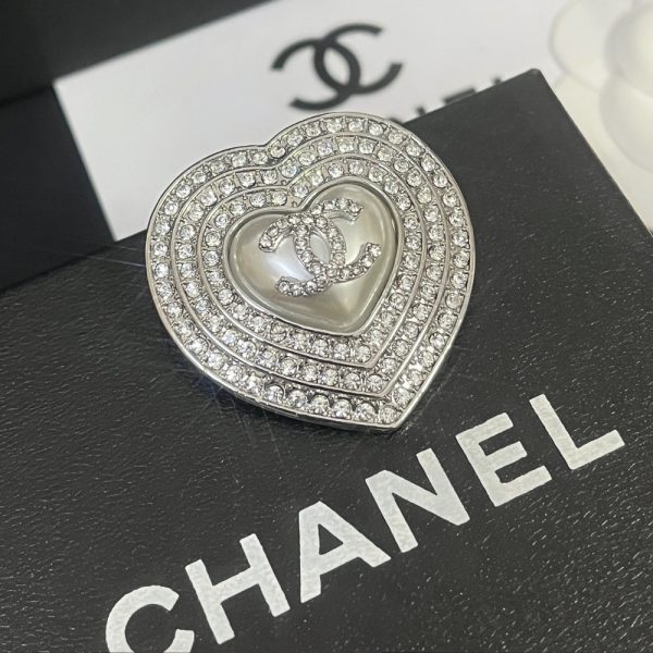 CHANEL CC HEART BROOCH SILVER WITH PEARL HEART