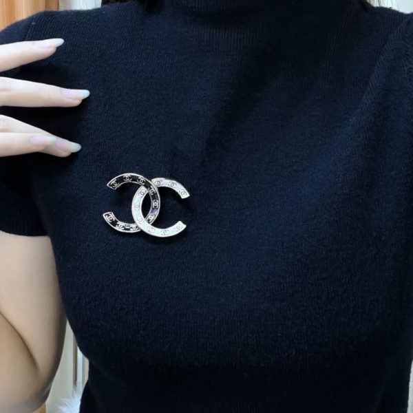 CHANEL CC BROOCH BLACK AND WHITE