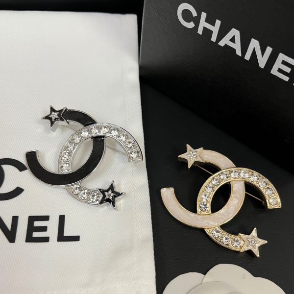 CHANEL CC BROOCH SILVER AND BLACK WITH TWO SMALL STARS