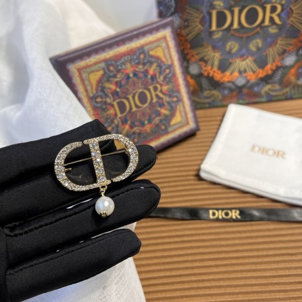 DIOR CD BROOCH GOLD WITH A PEARL