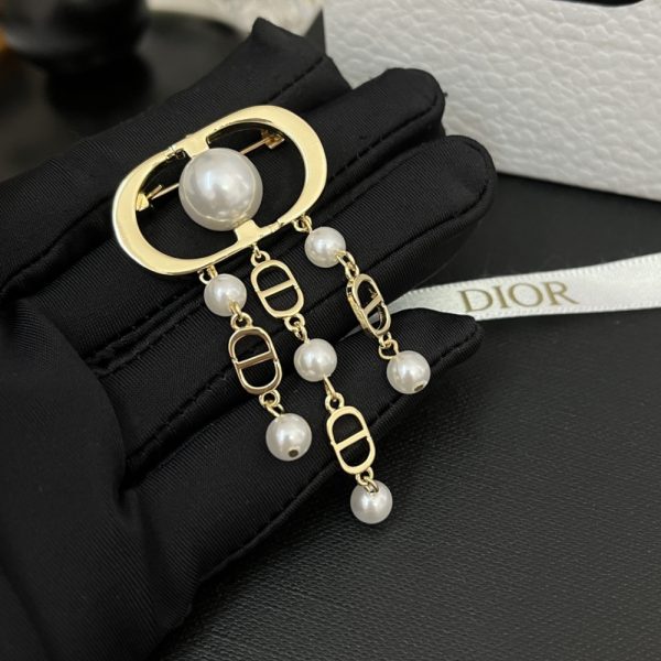 DIOR CD BROOCH GOLD WITH THREE STRINGS AND PEARLS