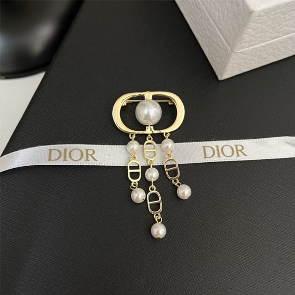 DIOR CD BROOCH GOLD WITH THREE STRINGS AND PEARLS