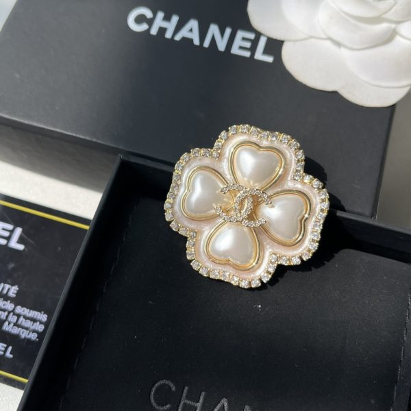 CHANEL CC FLOWER BROOCH GOLD WITH PEARL HEART