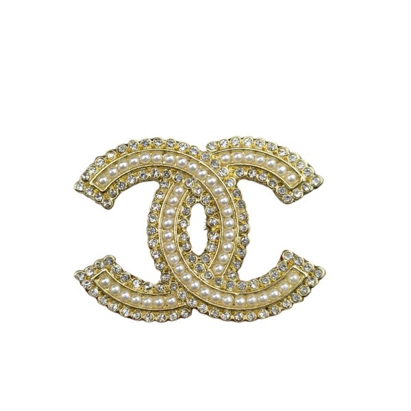 CHANEL CC BROOCH GOLD WITH PEARLS IN THE MIDDLE