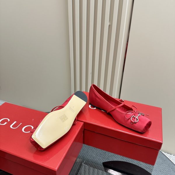 GUCCI WOMEN’S HORSEBIT BALLET FLAT SATIN RED