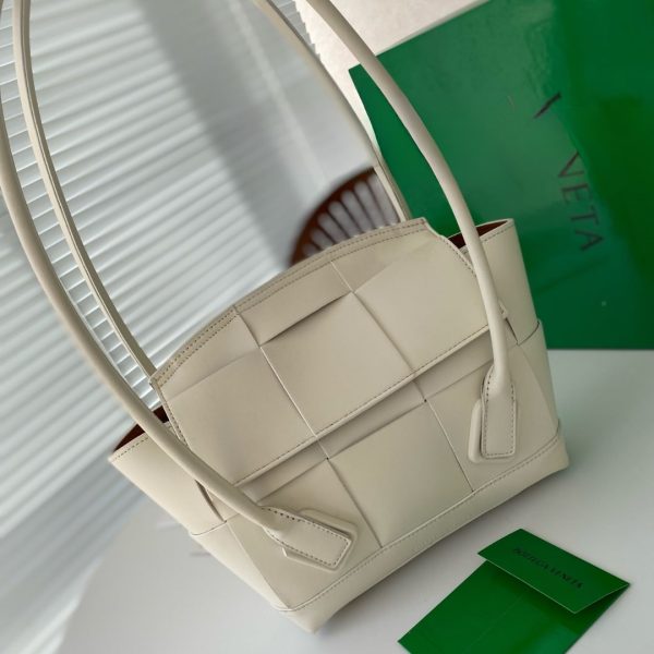 BOTTEGA VENETA ARCO HANDBAG INTRECCIATO LEATHER IN WHITE 20CM