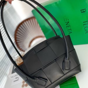 BOTTEGA VENETA ARCO HANDBAG INTRECCIATO LEATHER IN BLACK 20CM