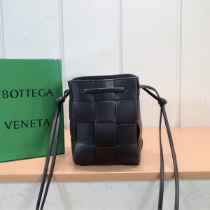 BOTTEGA VENETA SMALL CASSETTE CROSS BODY BUCKET BLACK 13CM 680218VCQC48425